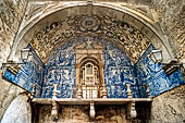 Porta da Vila, azulejos con scene della Passione di Cristo - Obidos, Portugal.